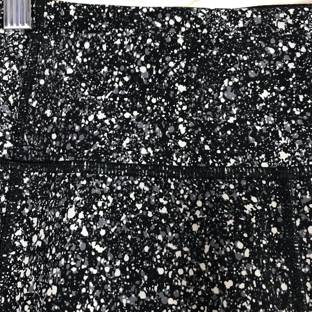 Lululemon ankle Leggings in Black & White - Picture 5 of 7